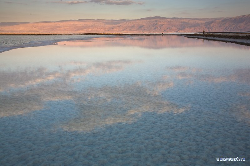 Соленые водоемы 5 класс. Соленое озеро Ассаль. Мертвое море. Мертвое озеро соленое. Соленое озеро в Израиле.