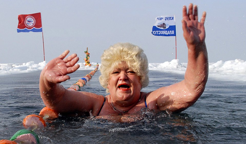 Толстая на речке. Старушки на море. Бабушка на море. Бабушка плавает в море. Бабушки купаются в море.