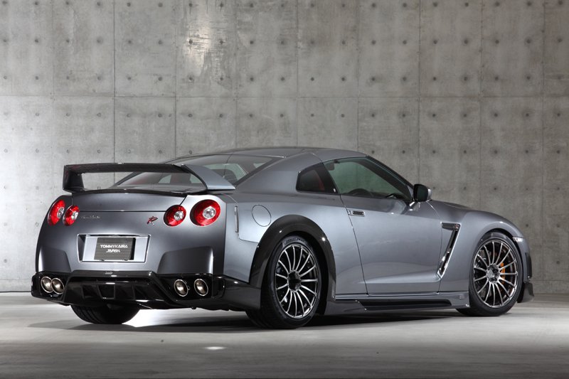 Nissan GTR r35 в лесу