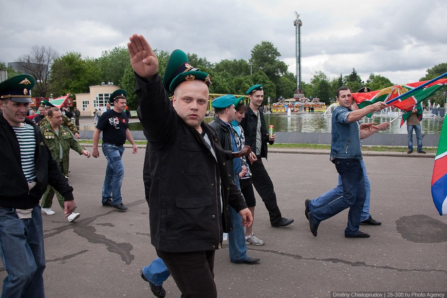 28 Мая день пограничника Москва парк Горького. Фото парк Горького сейчас день пограничника. Правильные ребята. Картинка ребята из погранцов на веки.