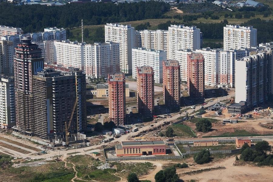 Над московской. Новостройки Москвы с высоты птичьего полета. Супер дом Мурино с высоты птичьего полета. Окраина Москвы неподалеку от МКАД. Фото окраин Москвы 2010.