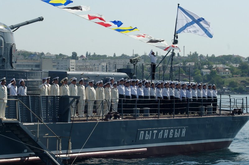 Под андреевским флагом. Современный корабль с Андреевским флагом. Военный корабль с Андреевским флагом. Андреевский флаг на корабле.