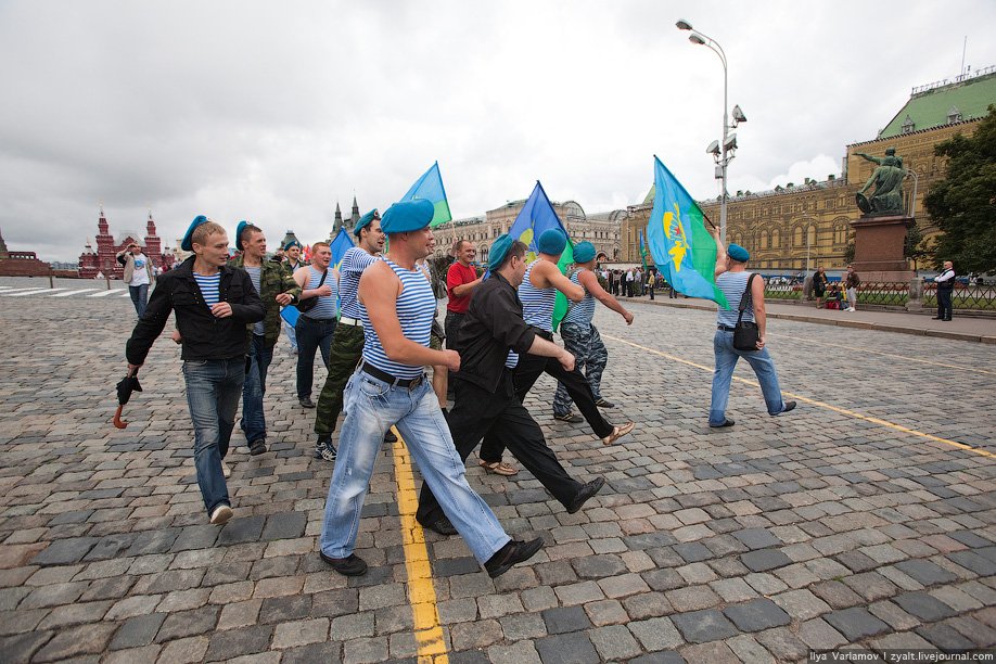 День примерно. 2 Августа праздник. ВДВ В 2009 году. Первомай ВДВ. День ВДВ на площади.