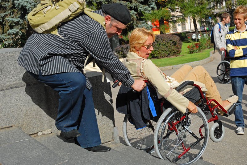 Инвалиды в современном обществе. Коляска для инвалидов. Прогулка с инвалидом колясочником. Проблемы инвалидов. Бытовые проблемы инвалидов.