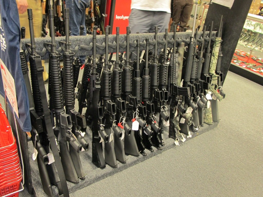 Почему продают оружие. Оружейный магазин в Америке. Американский магазин оружия. Магазин оружия в США. Оружие Америки.