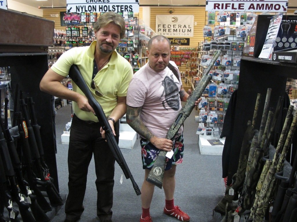Почему продают оружие. Оружейный магазин в Техасе США. Магазин оружия в Америке. Оружейный магазин в США. Американцы с оружием.