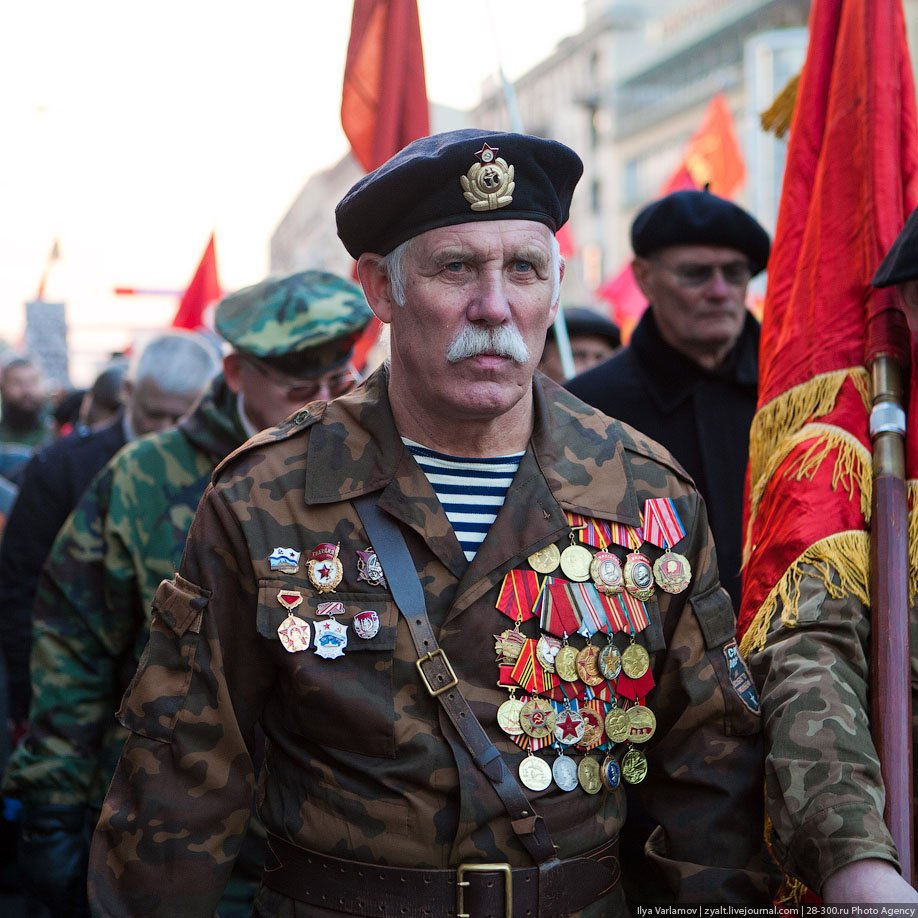 Ряженый заряженный. Военная форма с орденами. Ряженые офицеры. Ряженые ветераны афганцы. Ряженый военный с медалями.