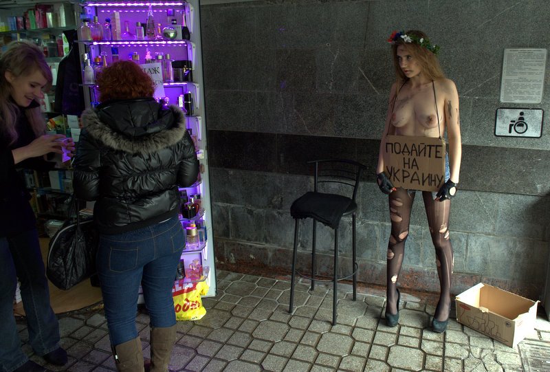 Голая украинка в киевском метро фото