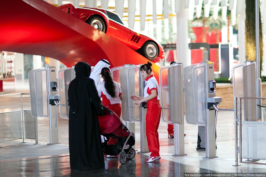 Выжить в абу даби тнт. Тематический парк Ferrari World (Абу-Даби). Музей Феррари в Абу Даби. Феррари парк Абу Даби аттракционы. Ferrari World Абу-Даби аттракционы.