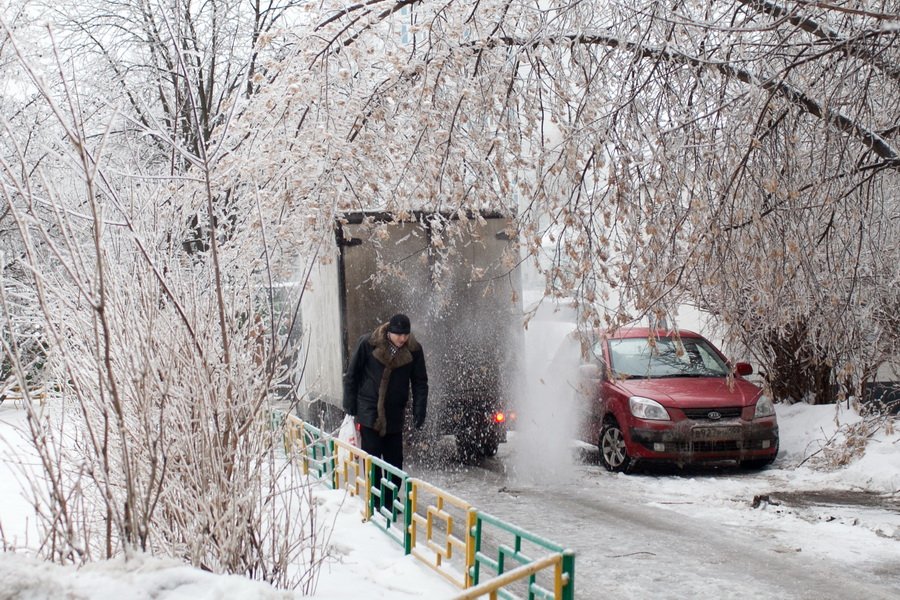 Москва ледяной дождь сегодня. Ледяной дождь в Москве 2010. Ледяной дождь декабрь 2010 Москва. Ледяной дождь в Москве 2010 последствия. 2010 Год, декабрь. Ледяной дождь в России.