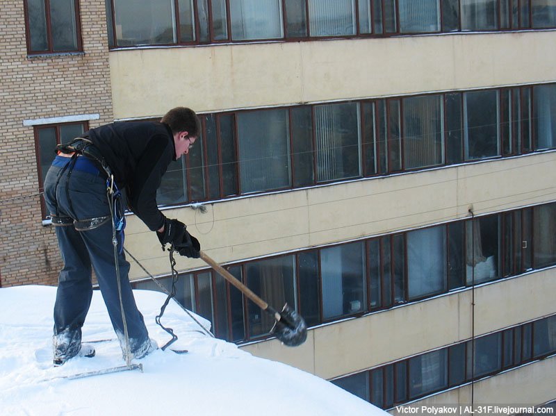 сбивание сосулек с крыш. приспособление для сбивания сосулек с крыш. наледь на крыше. сбивать сосульки. чистка кровли с автовышки.