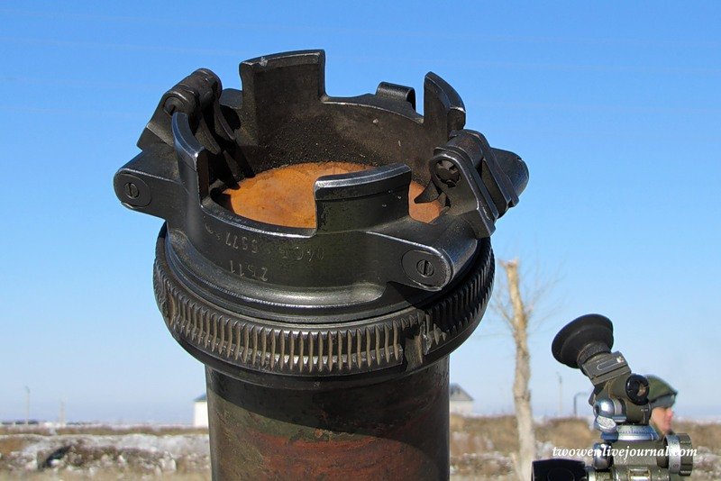 Заряжание миномета. Заряжание миномета. Предохранитель на миномете. Предохранитель от двойного заряжания 2б11. Предохранитель от двойного заряжания 2б11.