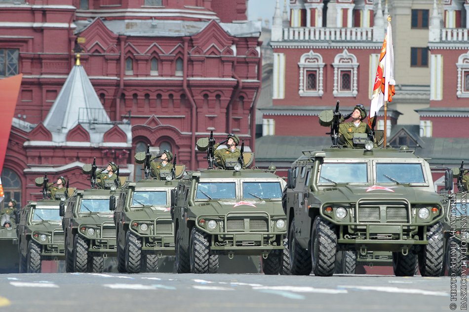 9 мая 2011 года. Парад Победы 2011 в Москве. Парал в 2011 Москве парад. Парад 9 мая. Парад военной техники в Москве.