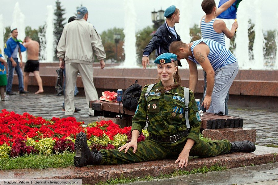 Поза думающего десантника фото