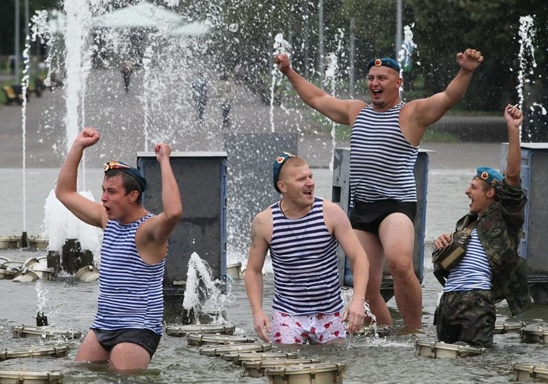 Вдвшник. С днем ВДВ. День ВДВ купание в фонтане. Десантники в фонтане. Смешные ВДВШНИКИ.