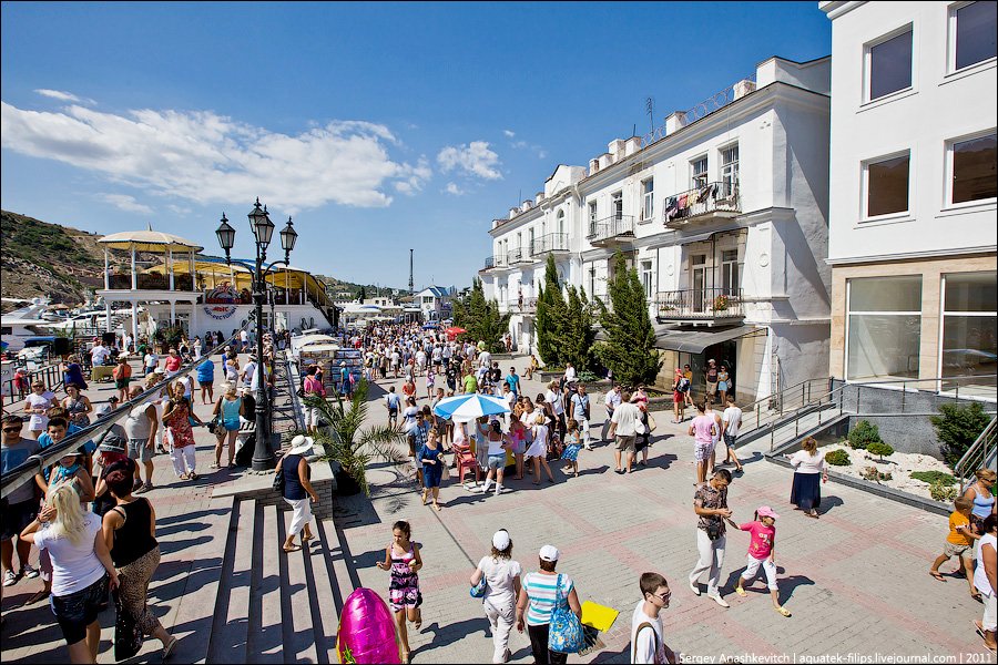 Периода в крыму. Севастополь туризм. Севастополь население. Севастополь туристический. Севастополь население с туристами.