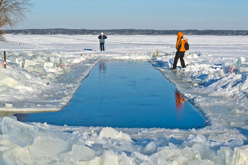 Когда водоемы очистились ото льда. Когда водоемы полностью очистились ото льда. Чистить прорубь от льда. Оттепелевый температурная корка. Когда водоём полностью чистились от льда в 2024 году.