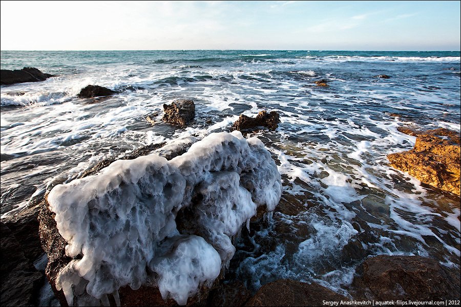 Море в несезон фото. Актау море зимой. Лабрадорское море.