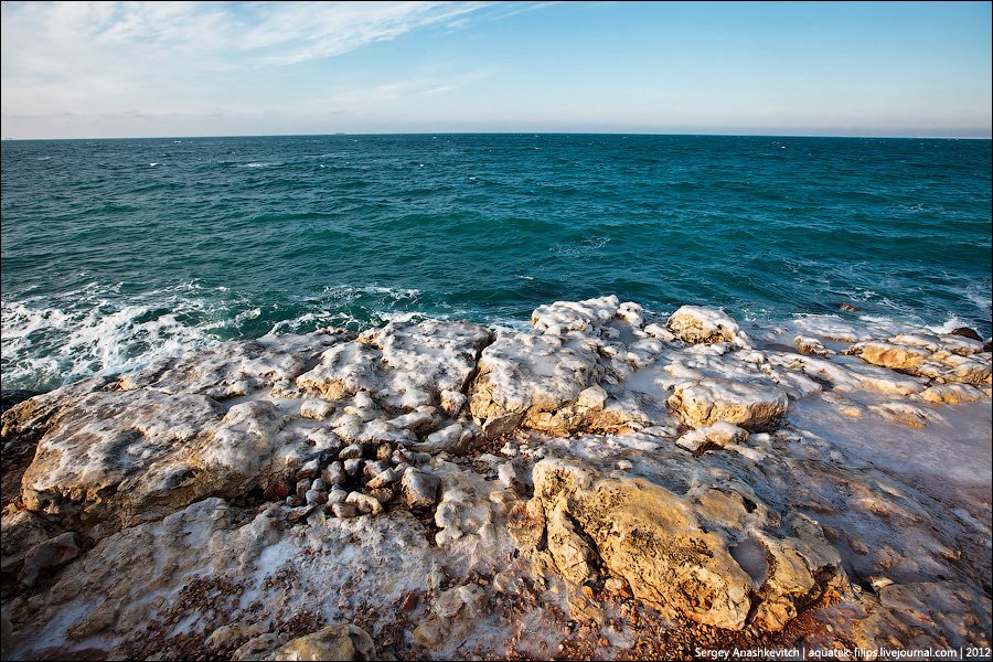 Морской несезон. Крым безлюдные пляжи. Море в несезон фото. Несезон фото. Лазу́рный бе́рег.