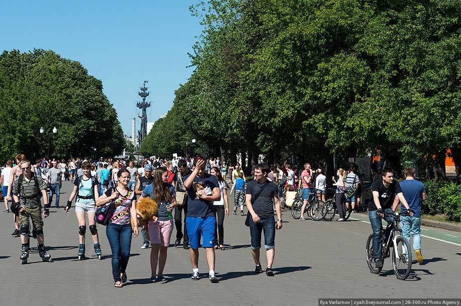 Люди сейчас. Люди в парке Москва. Много людей в парке. Люди в Московском парке. Парк Горького гулять.