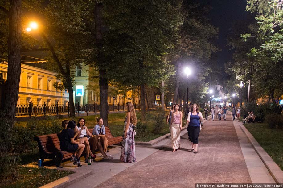 Вечерняя москва погулять. Москва ночью летом прогулка. Люди в парке вечером. Вечерний парк с людьми. Вечерняя прогулка летом.