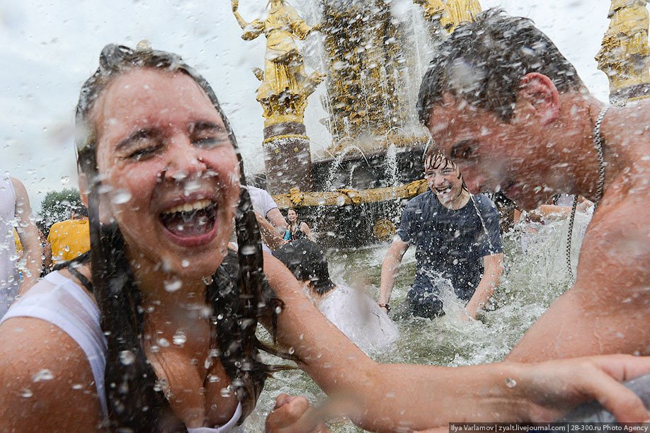 День обливания. Обливание водой девушка. Девушка выливает воду. Люди брызгаются. Армяне вардавар.