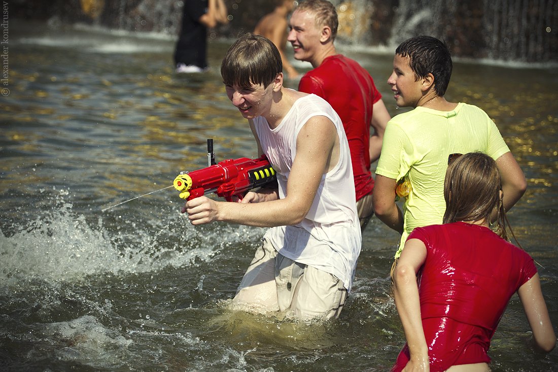 Синопский бой картина айвазовского. Фотосессия с водяным пистолетом. Битва на синих водах 1362. Битва на воде. Битва на воде.