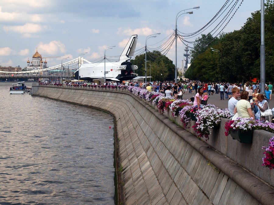 Парк горького набережная 2024. Парк Горького Москва. Парк Горького набережная. Пушкинская набережная парк Горького. Набережная парка Горького в Москве.