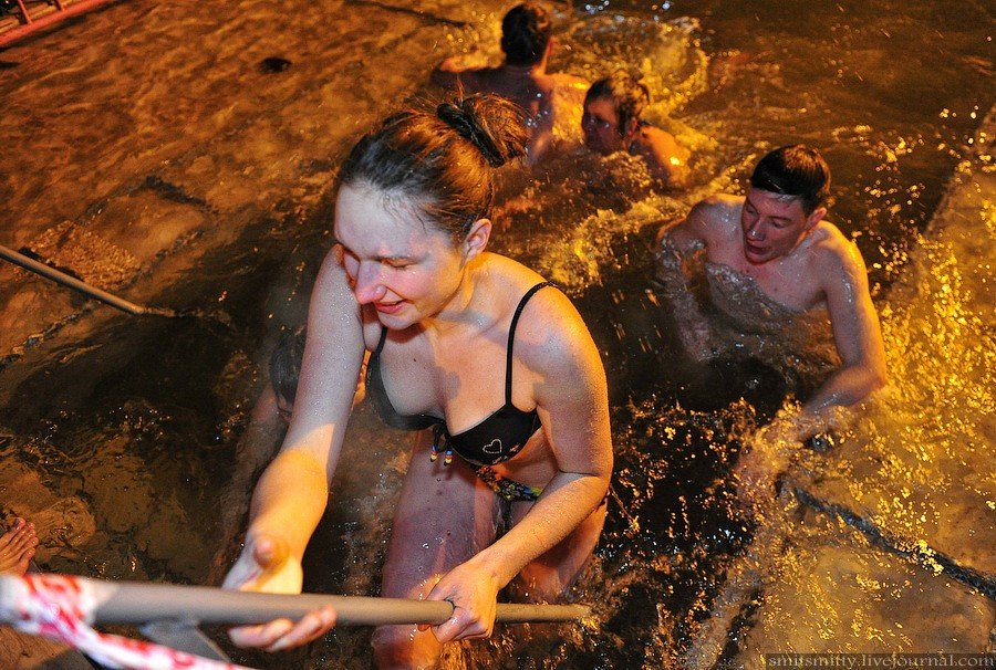 После купания болят. Ночное купание девушек. Женщины купаются в кипятке. Купание исторически девушки. Ночные купания девушек.
