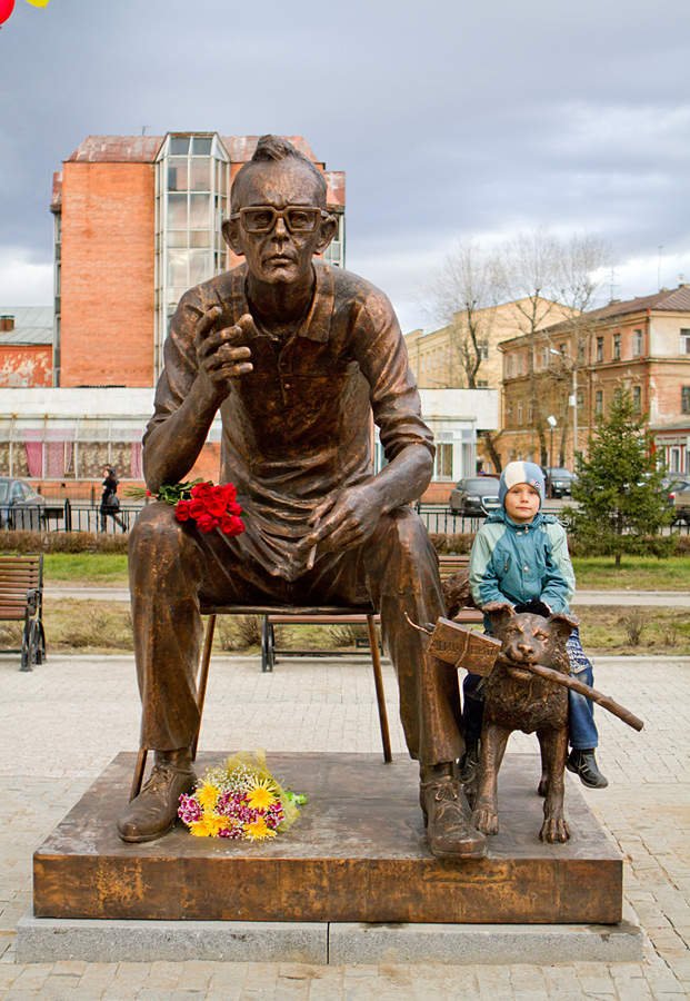 Гайдай свободный. Памятник Леониду Гайдаю в Иркутске. Иркутск памятник памятник Гайдаю. Леонид Гайдай памятник в Иркутске. Памятник Леониду Гайдаю и его персонажам в Иркутске.